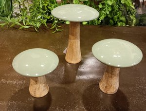 שלישיית פסלי פטרייה בסגנון וינטג' שלישיית פסלי פטרייה בסגנון וינטג'